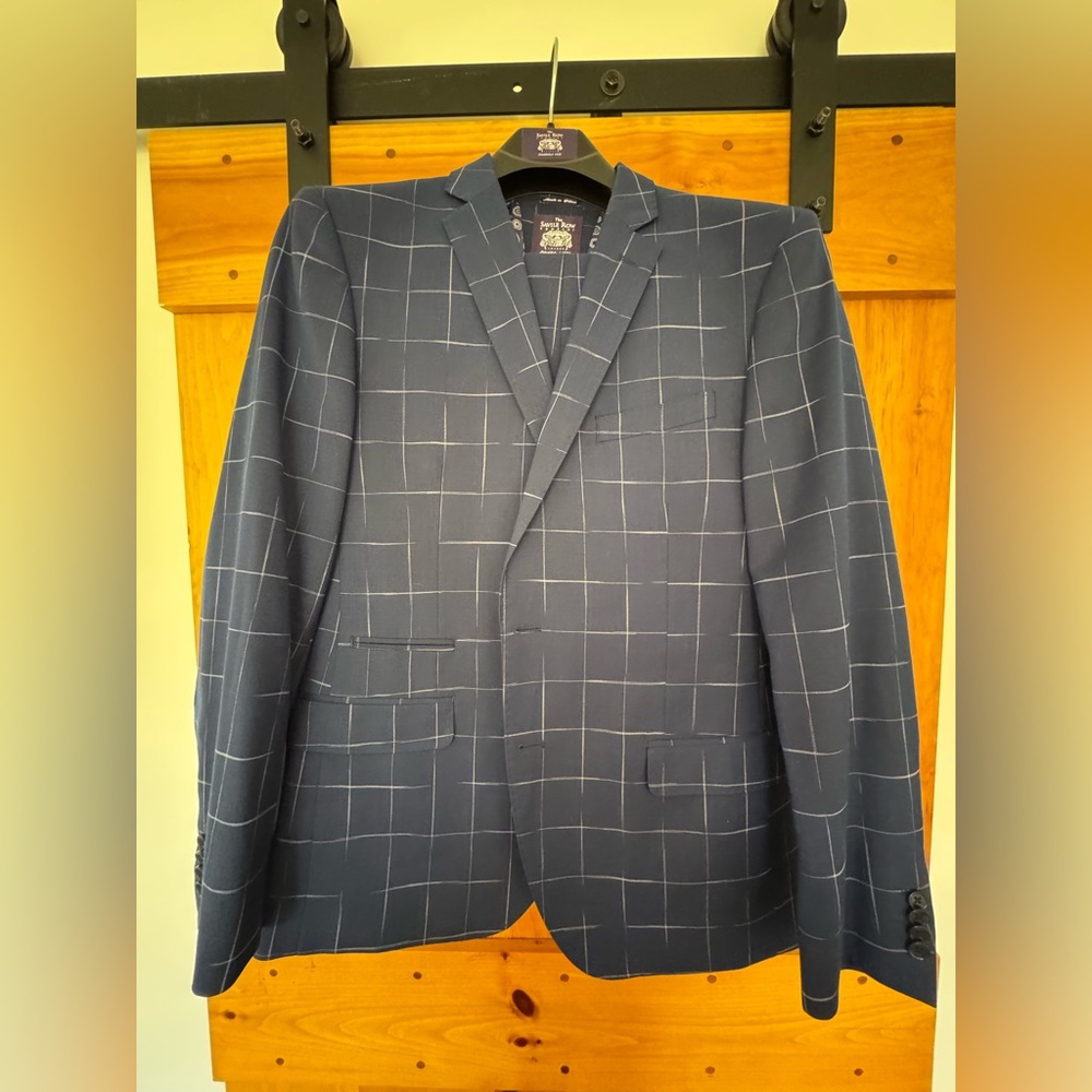 Immaculate condition Saville Row Men’s full suit. Worn once for pictures!